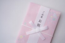 喜ばれる出産祝いを贈りたい！先輩ママたちがうれしかったものとは？