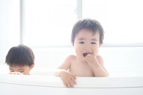 お風呂で遊べる楽しいおもちゃ9選！子どものお風呂嫌いを克服