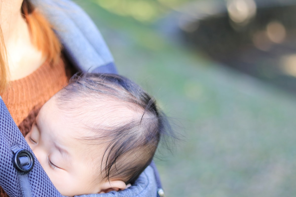 抱っこ紐ケープのおすすめ11選。必要な理由と選び方のコツを紹介