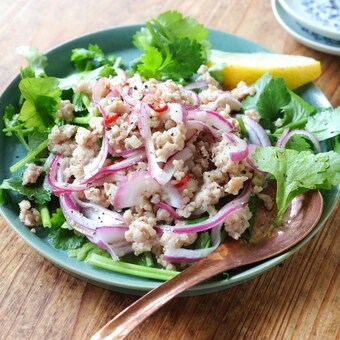 鶏肉のうまみが凝縮！エスニックサラダ「ラープガイ」で外食気分を味わおう