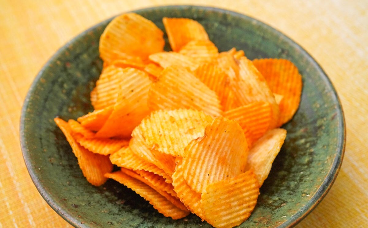 「辛いけどウマい」「ずっと痛い」湖池屋の鬼ポテトチップスにハマる