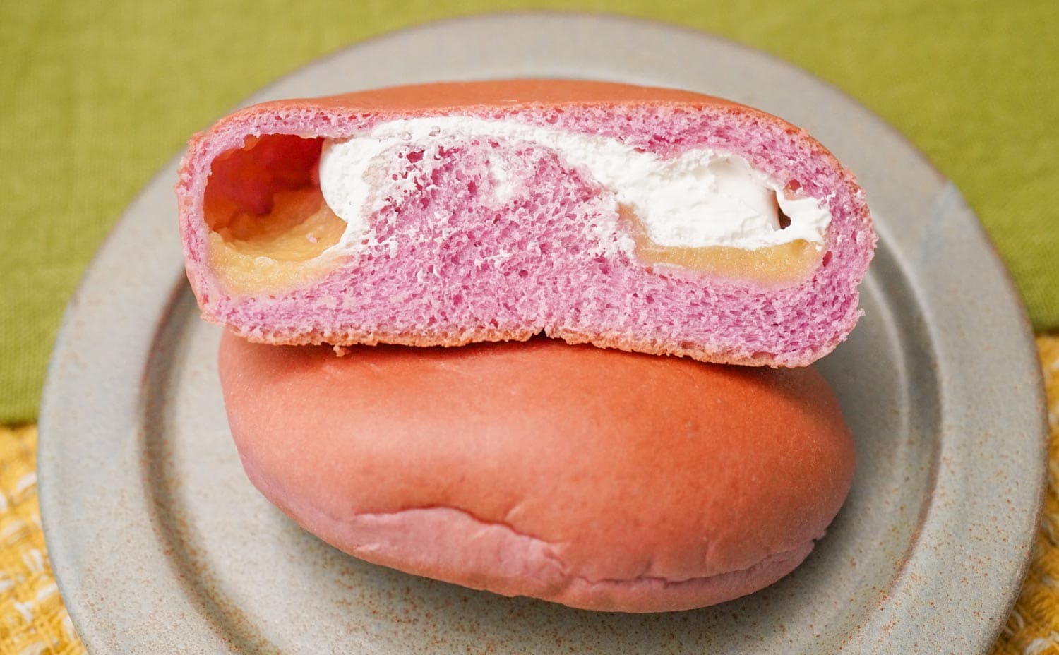 【セブンプレミアム】2種クリームが入った菓子パンがめちゃウマい