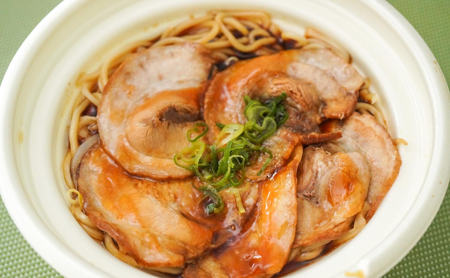 「チャーシュー5枚も!」セブンのラーメンは最後の一滴までうまい