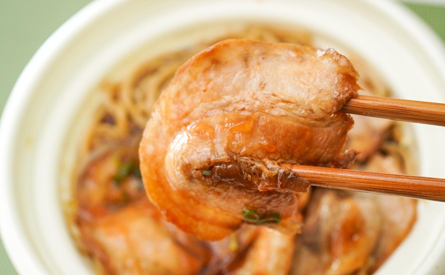 「チャーシュー5枚も!」セブンのラーメンは最後の一滴までうまい