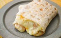 大量チーズがあふれ出る！セブンの9月発売「ブリトー」にハマりそう