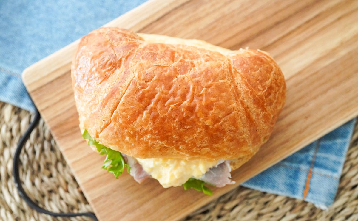 具材はみ出る!セブン新作サンドにドハマりしそう