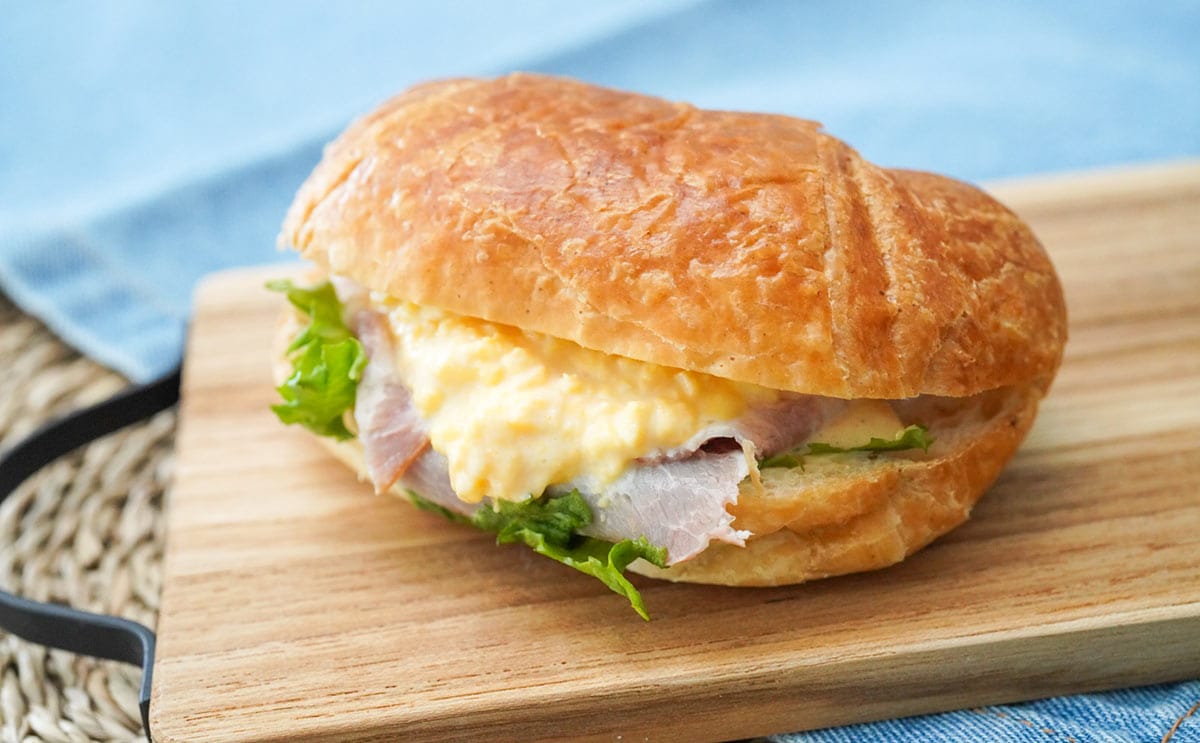 具材はみ出る!セブン新作サンドにドハマりしそう