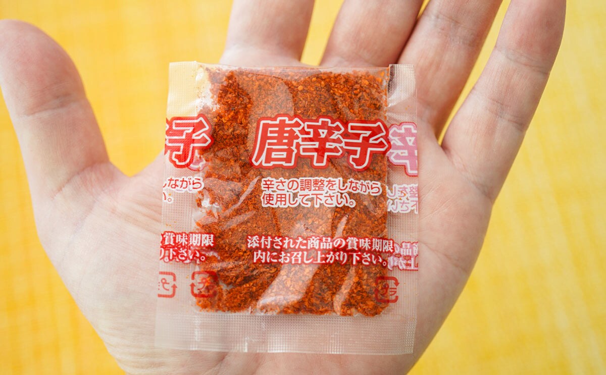 【激辛注意】セブン新作麺に大量の唐辛子!