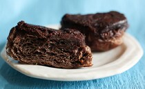 「3日連続で食べてる」「思った以上にチョコ」ローソンの限定新商品を食べてみた