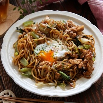 焼きそばだって一皿で栄養満点！半熟卵＆おこげがたまらない「お月見焼きそば」