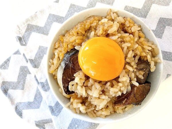 茶色い料理は正義！サバ缶の「さバター飯」は包丁使わず炊飯器にお任せでOK！バターと卵黄でコク旨♡