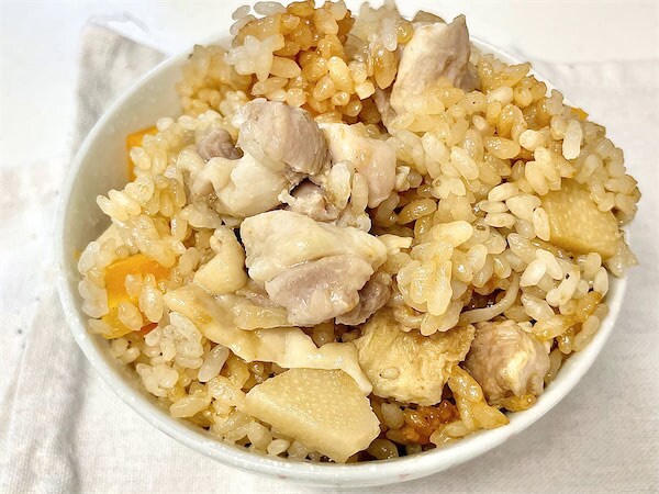 【炊飯器でほったらかし】味付けはコレ1本！「料亭風炊き込みご飯」が”焼肉のたれ”で作れる衝撃！