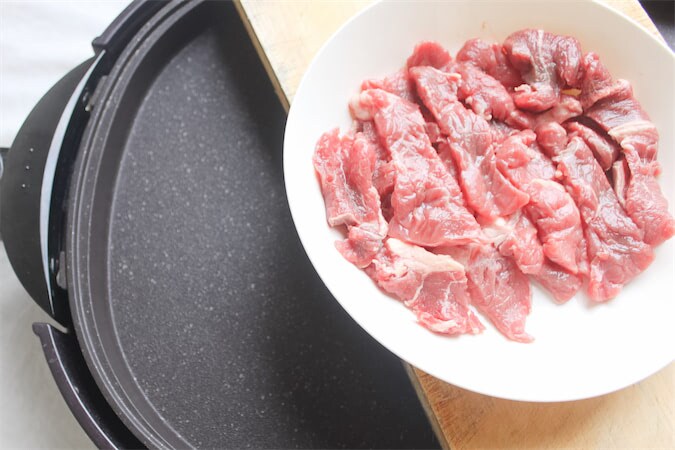 【おうち焼肉クイズ】ホットプレートで肉を焼く時の最適な“並べ方”は？…「全面に置く」「8割程」「4割程」？