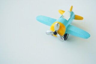 子どもがよろこぶ飛行機のおもちゃ9選。種類や選ぶポイントも紹介