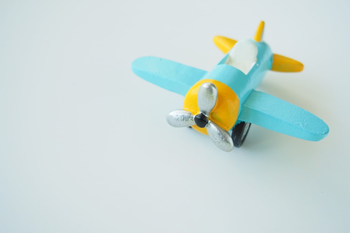 子どもがよろこぶ飛行機のおもちゃ9選。種類や選ぶポイントも紹介