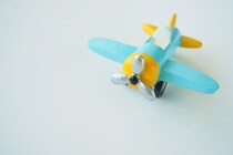 子どもがよろこぶ飛行機のおもちゃ9選。種類や選ぶポイントも紹介