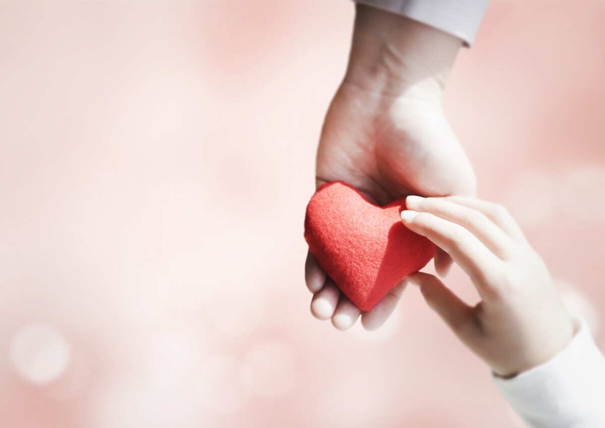 今注目の子育て支援員とはどんな職業？保育士との違いや給与も解説