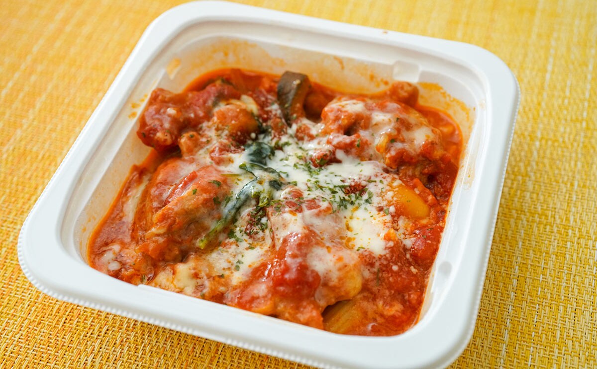 具材ごろごろ！セブン、銘店監修の総菜とは