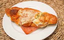 ちょい高いけど激うま！セブンの新作惣菜パンは具材はみ出る系