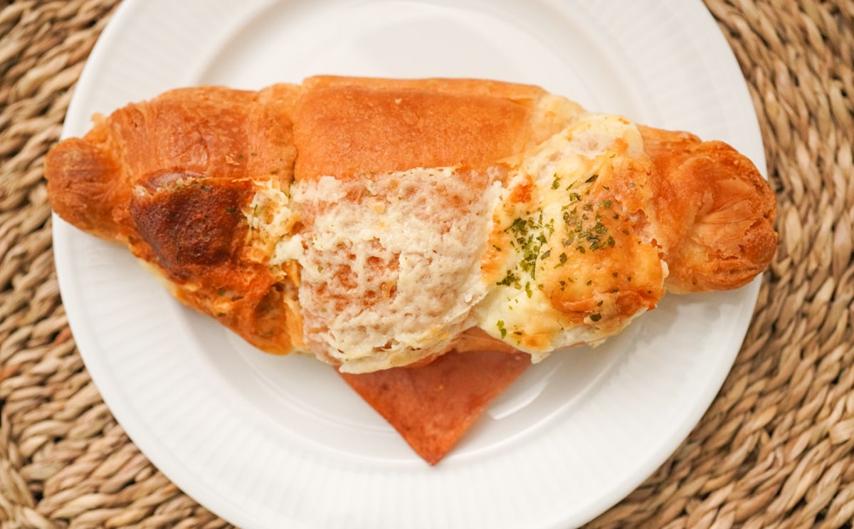 ちょい高いけど激うま！セブンの新作惣菜パンは具材はみ出る系