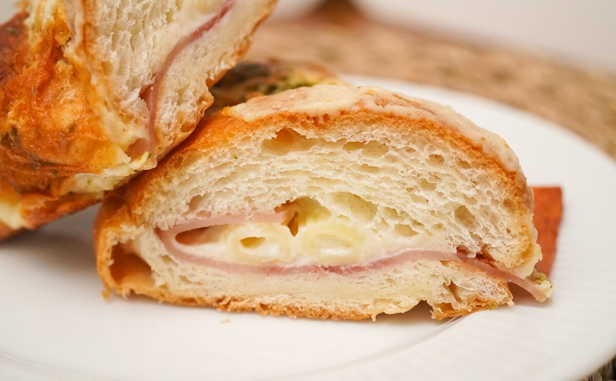 ちょい高いけど激うま！セブンの新作惣菜パンは具材はみ出る系