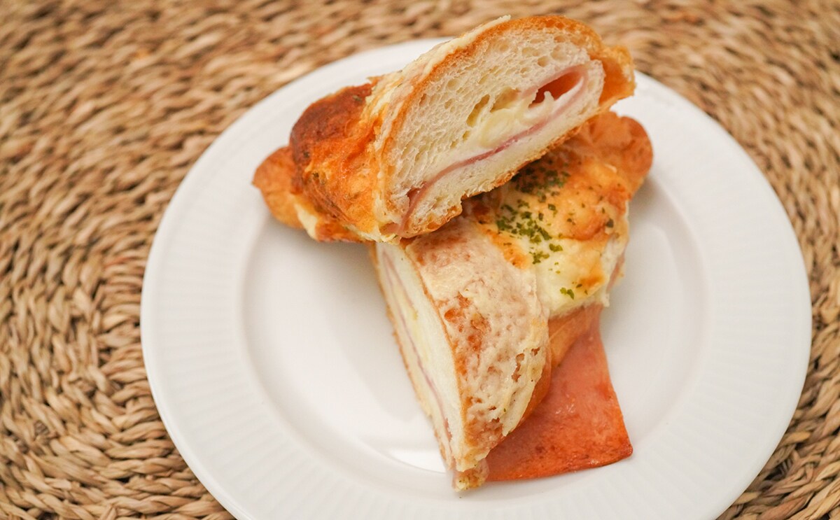 ちょい高いけど激うま！セブンの新作惣菜パンは具材はみ出る系