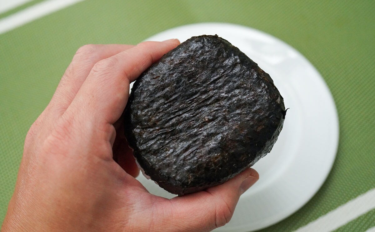 「おいしすぎる」210円で買えるファミマの黒い塊とは