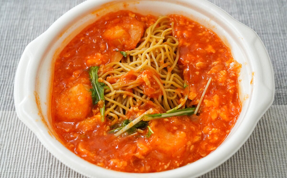 パスタではない!セブンの真っ赤なソース入り麺が激うま