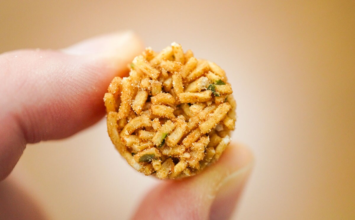 「止まらないウマさ」人気菓子と人気店のコラボ商品が登場