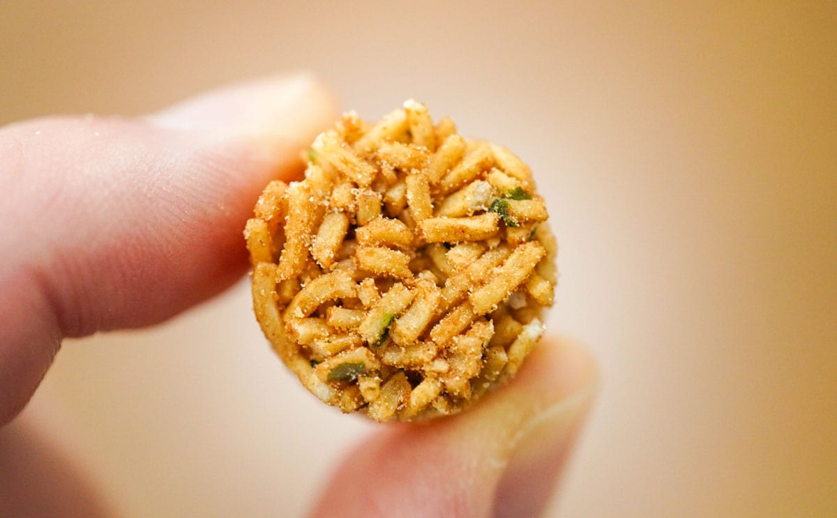 「止まらないウマさ」人気菓子と人気店のコラボ商品が登場