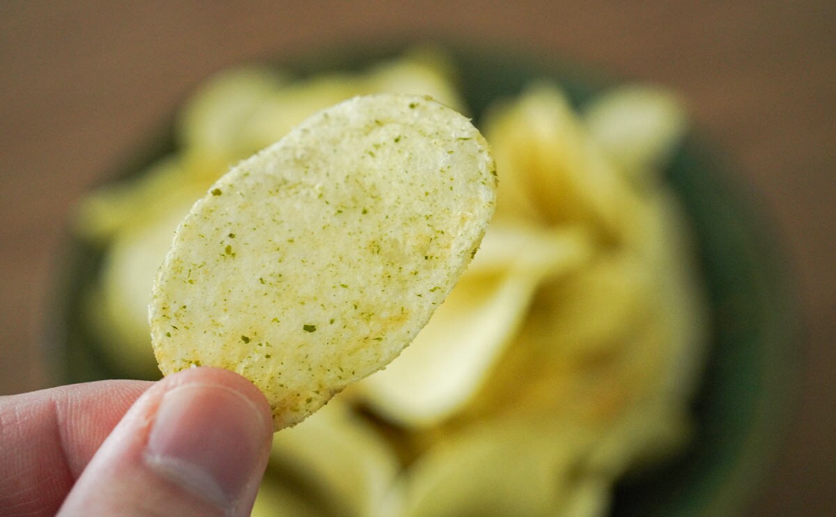 手に持った「ポテトチップス のりのりバター味」