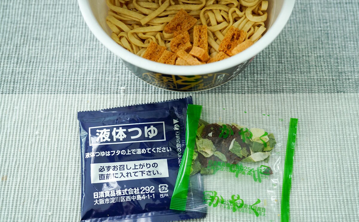 「日清のどん兵衛 すき焼き風うどん」の中身