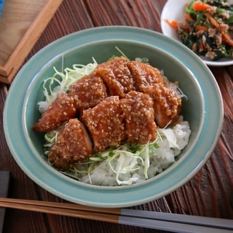 甘辛ダレでお箸がすすむ！キャベツもたっぷり「やわらかささみの味噌カツ丼」