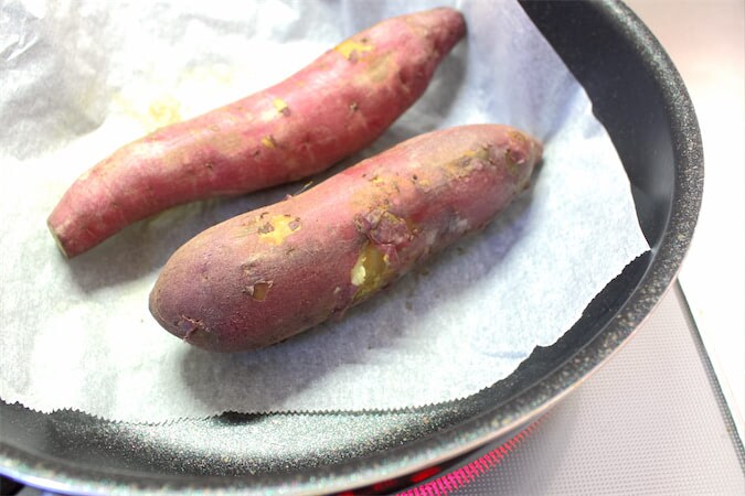 【焼き芋の裏ワザ】何とフライパンで焼いてみた！焼く前に「塩水」に漬けおくと…数倍甘くなるって本当⁉【実証実験】