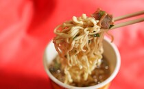 「濃厚な一杯」「背脂効いてる」カップ麺でお店の味を再現！