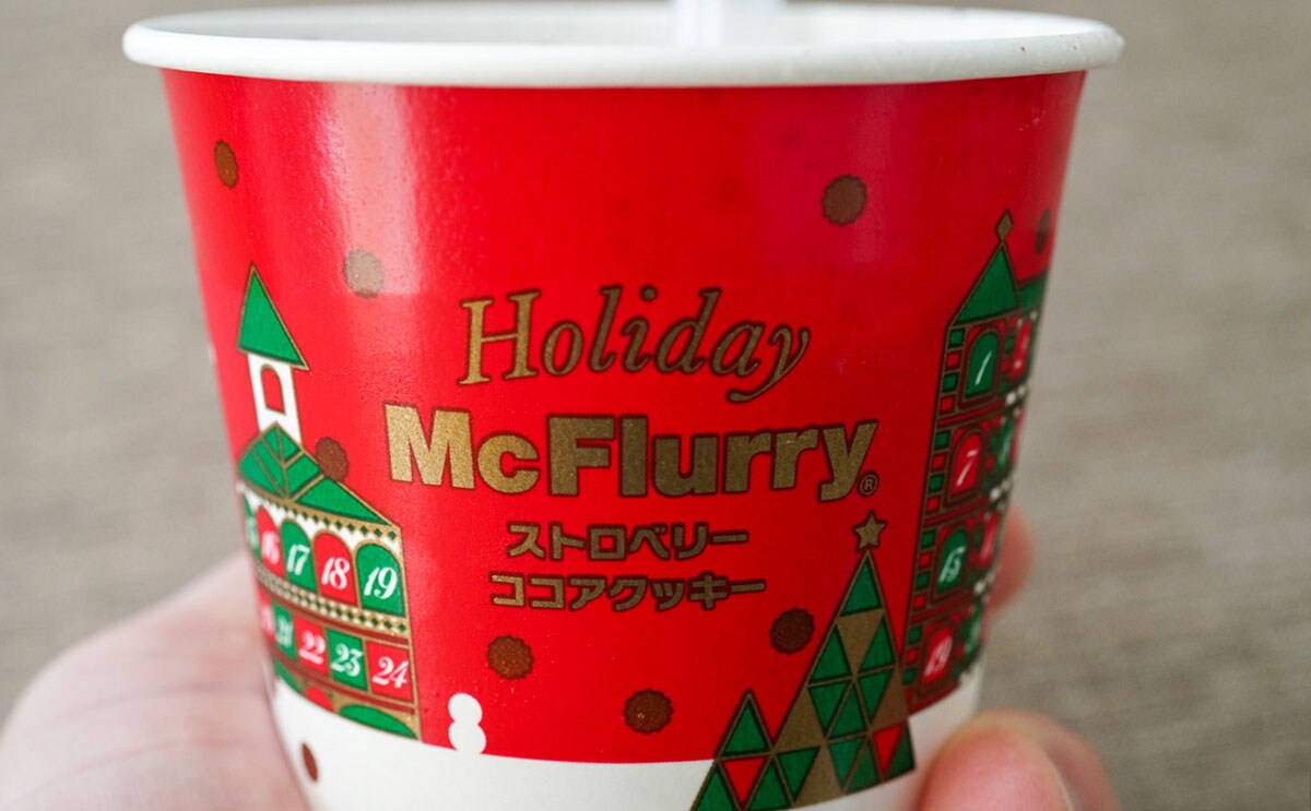 「マックフルーリー ストロベリー ココアクッキー」のカップ
