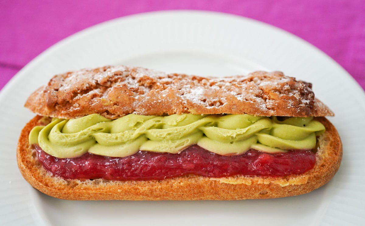 「ピエール・エルメシグネチャー エクレア ピスタチオストロベリー」