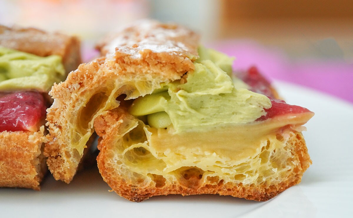 「ピエール・エルメシグネチャー エクレア ピスタチオストロベリー」断面