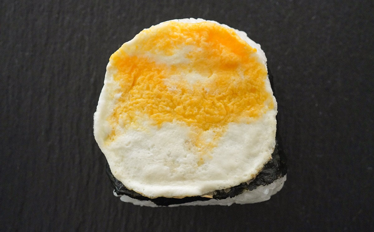 「ベーコンエッグおむすび」