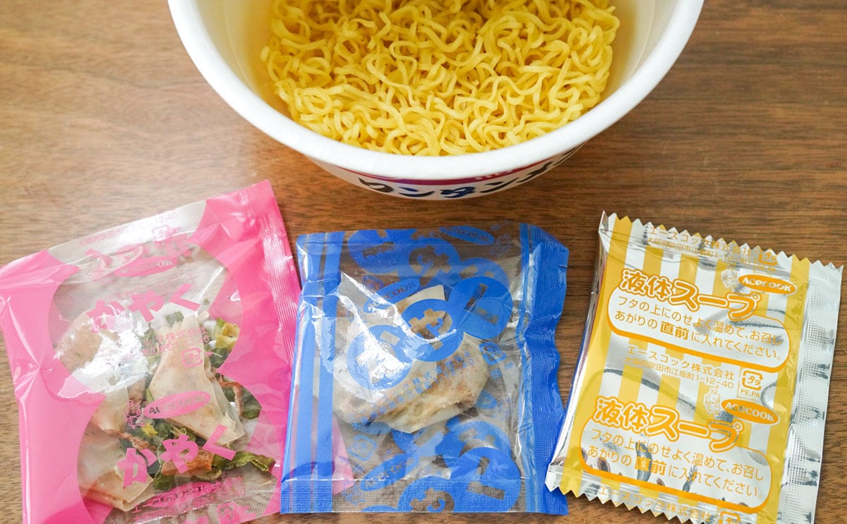 「ワンタンメンの満月 魚介だし醤油味」の中身