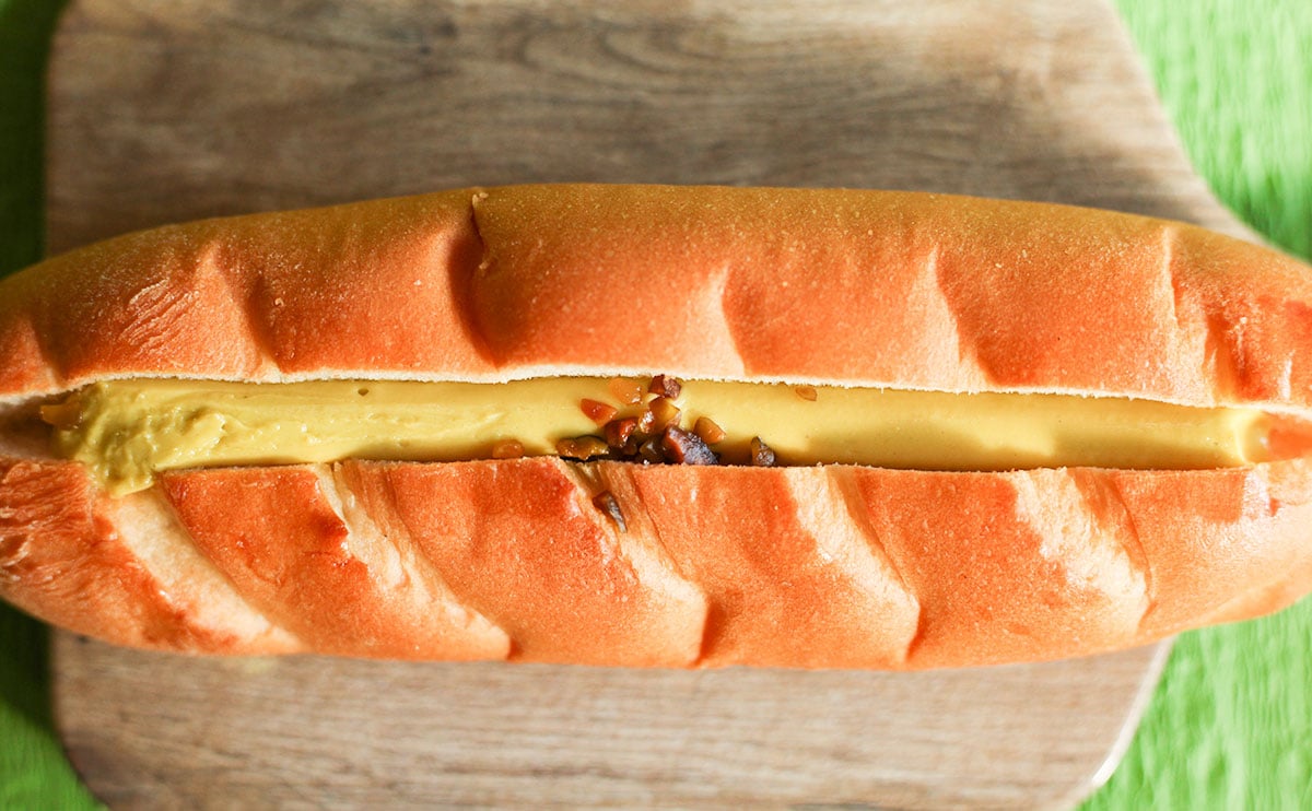 ファミマの新作パン、緑のクリームの正体は？