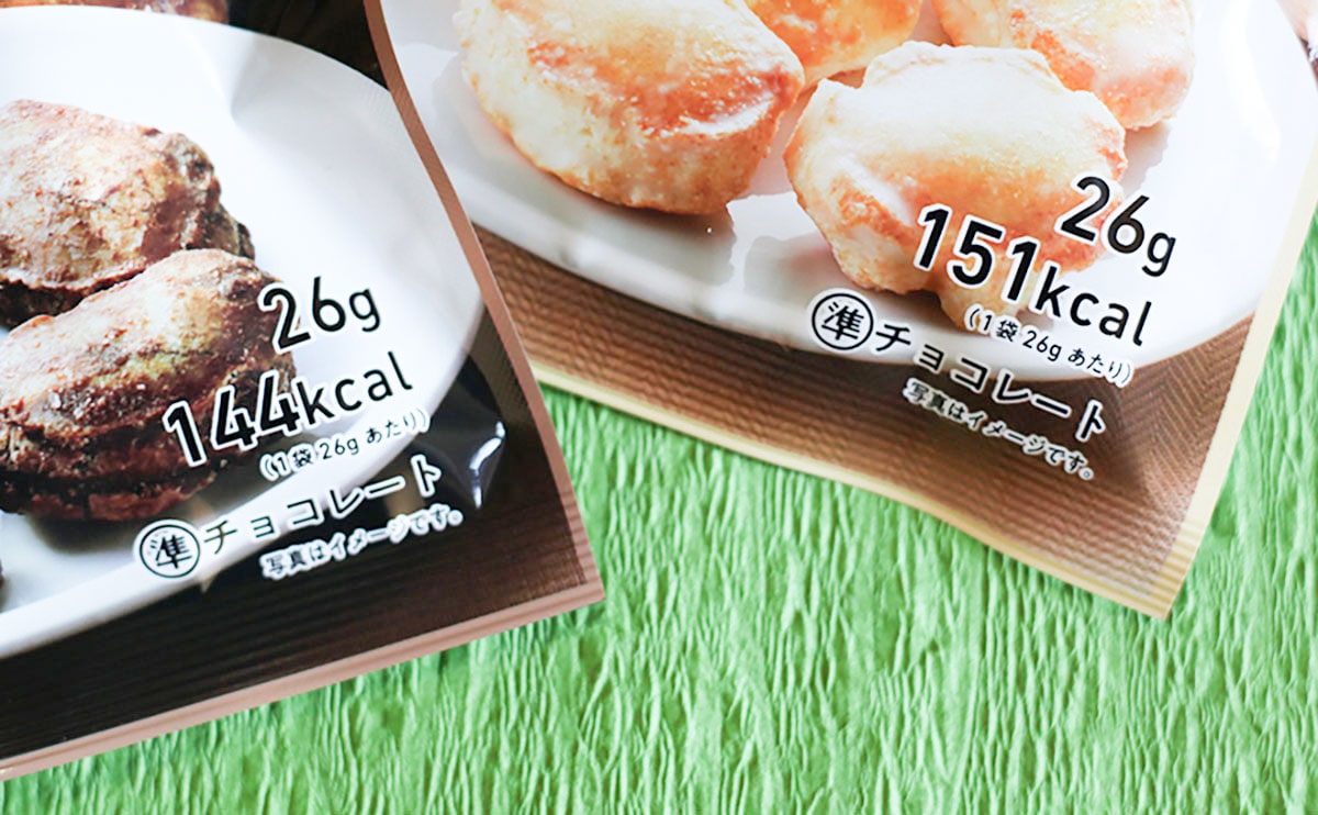 「おかきにチョコ染みこませちゃいましたスイートチョコ味」と「おかきにチョコ染みこませちゃいましたクリームチーズ味」パッケージ