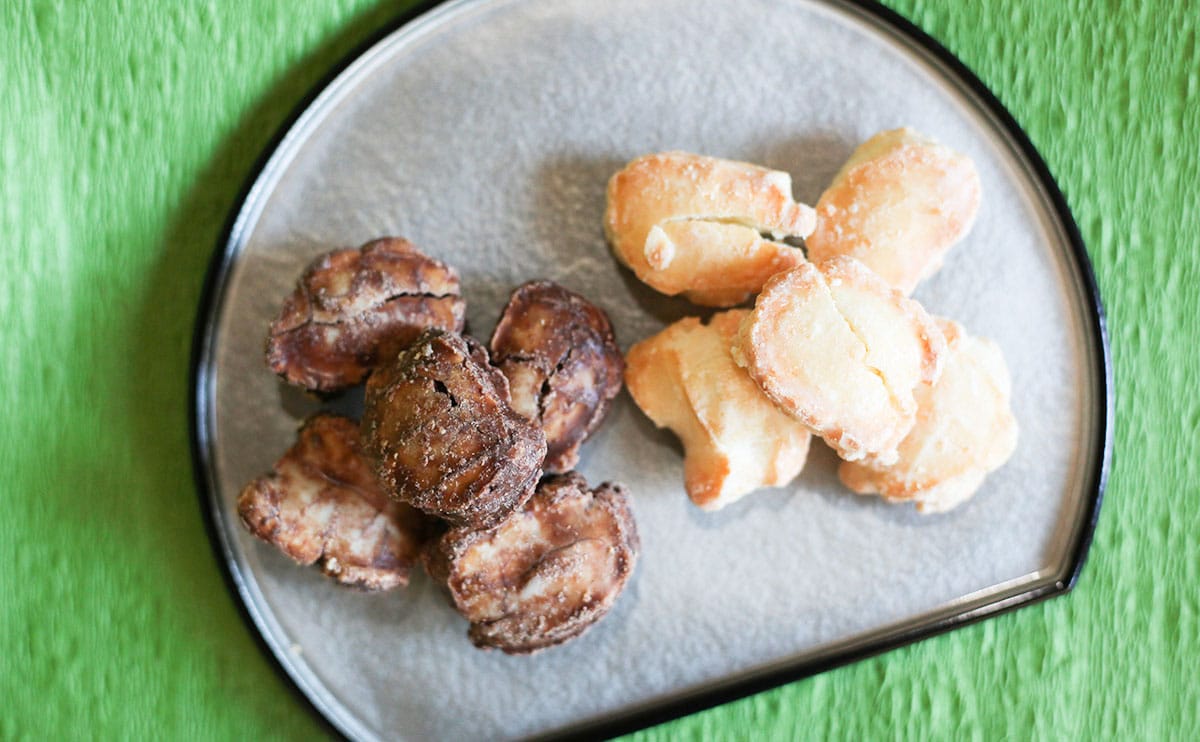 「おかきにチョコ染みこませちゃいましたスイートチョコ味」と「おかきにチョコ染みこませちゃいましたクリームチーズ味」俯瞰