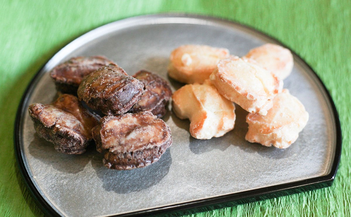 「おかきにチョコ染みこませちゃいましたスイートチョコ味」と「おかきにチョコ染みこませちゃいましたクリームチーズ味」俯瞰