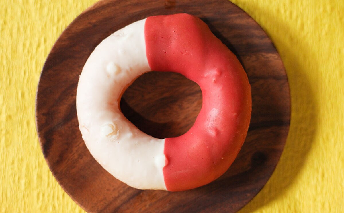 「轟のミルククリームドーナツ(ホワイトチョコ&いちごチョコ)」俯瞰