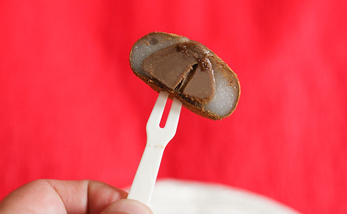 「お茶子の生チョコもち(ミルクティー味)」断面手持ち