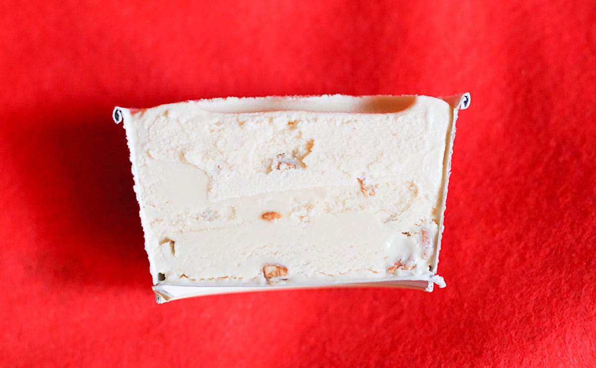 「ハーゲンダッツ　キャンディングアーモンド」断面アップ