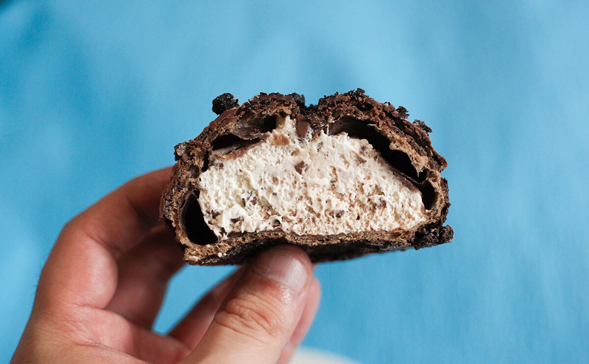 「クッキー&クリームシュー」断面手持ち