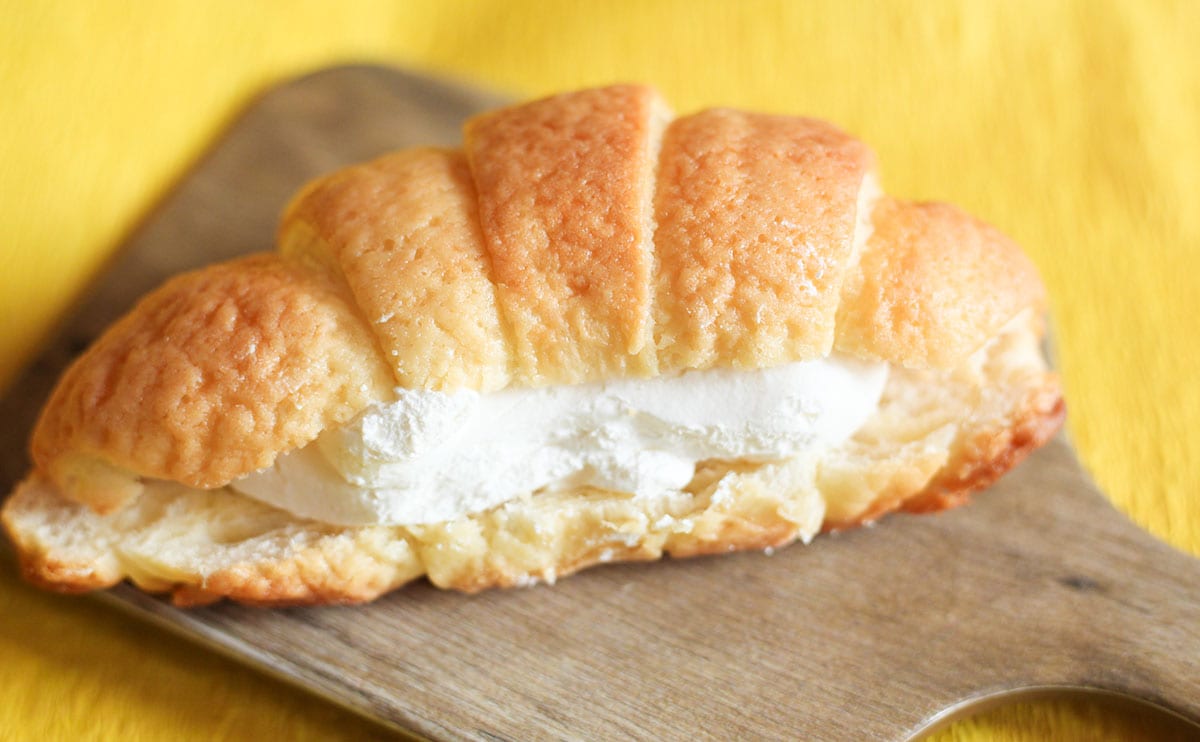「クリームがおいしい」と話題!注目のローソン新作パン!