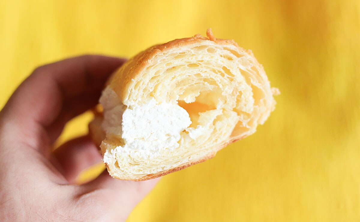 「MILK スイートクロワッサン」断面手持ち